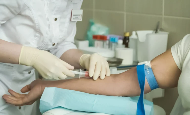 Procedimento de aplicação de medicamento injetável como o Praxbind em ambiente hospitalar para reversão de anticoagulação de emergência.