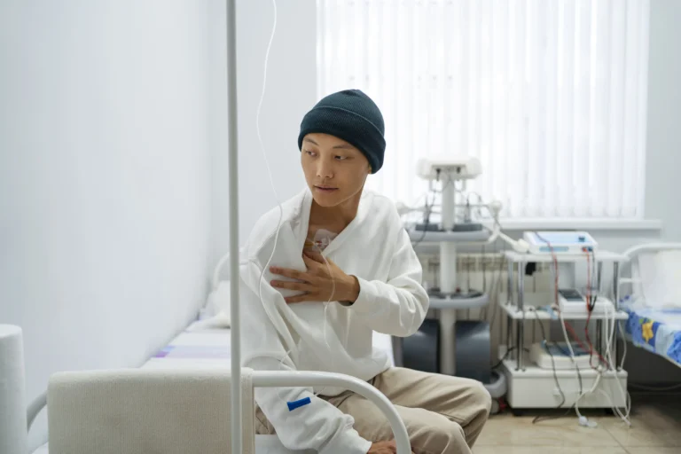Paciente oncológico recebendo infusão de quimioterapia em ambiente hospitalar humanizado e acolhedor após reverter negativa do plano de saúde.